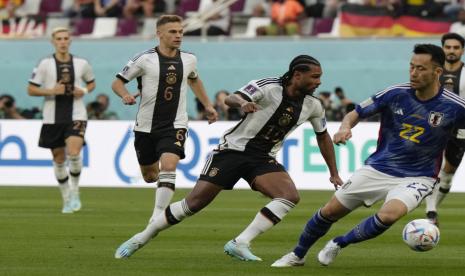  Serge Gnabry dari Jerman (kedua dari kiri) ditantang oleh Maya Yoshida dari Jepang selama pertandingan sepak bola grup E Piala Dunia antara Jerman dan Jepang, di Stadion Internasional Khalifa di Doha, Qatar, Rabu, 23 November 2022. 