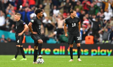 Serge Gnabry (tengah) dari Jerman dan rekan satu timnya bereaksi selama pertandingan sepak bola babak 16 besar UEFA EURO 2020 antara Inggris dan Jerman di London, Inggris, Rabu (30/6)..