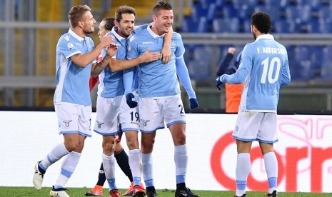 Sergej Milinkovic (kedua kanan) merayakan gol ketiga Lazio yang dicetaknya ke gawang Genoa pada laga Coppa Italia, Kamis (19/1).