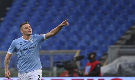 Sergej Milinkovic Savic dari Lazio merayakan setelah mencetak gol kedua timnya selama pertandingan sepak bola Serie A Italia antara Lazio dan Empoli di stadion Olimpiade di Roma, Italia, Kamis, 6 Januari 2022.