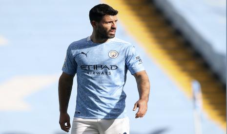 Sergio Aguero dari Manchester City meninggalkan lapangan selama pertandingan sepak bola Liga Utama Inggris antara Manchester City dan West Ham United di stadion Etihad di Manchester, Inggris, Sabtu, 27 Februari 2021. 