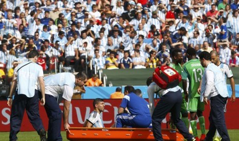 Sergio Aguero ditandu keluar lapangan.