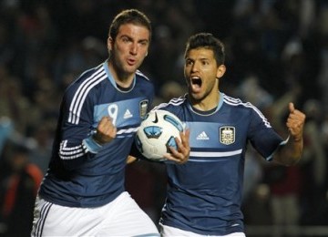 Sergio Aguero (kanan) bersama Gonzalo Higuain saat memperkuat timnas Argentina di kancah Copa America 2011.