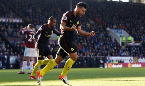 Sergio Aguero (kanan) merayakan golnya ke gawang Burnley.