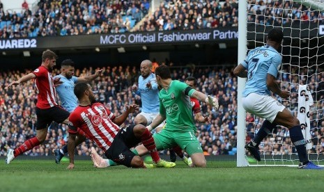 Sergio Aguero (kedua kiri) saat menjebol gawang Southampton.