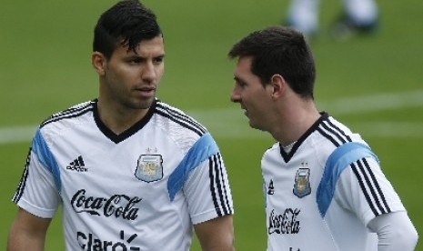 Sergio Aguero (kiri) berbincang dengan Lionel Messi saat membela timnas Argentina.