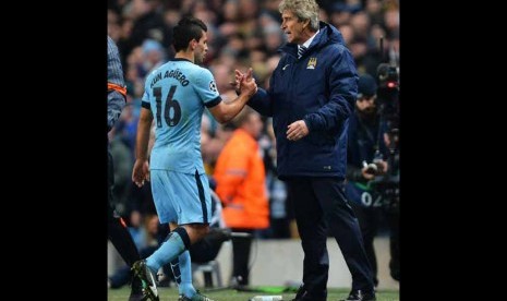 Sergio Aguero (kiri)  dan pelatih Manuel Pellegrini. 