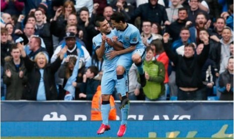 Sergio Aguero (kiri) merayakan golnya bersama Jesus Navas