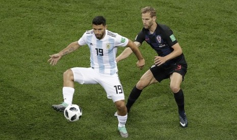 Sergio Aguero (kiri) saat berlaga di babak penyisihan Grup D kontra Kroasia. Di laga itu, Argentina kalah 0-3