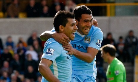 Sergio Aguero, kiri, saat merayakan golnya bersama Carlos Tevez saat timnya Manchester City menghadapi Wolverhampton Wanderers di Molineux Stadium, Wolverhampton, Inggris, Ahad (22/4)