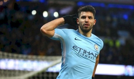 Sergio Aguero merayakan gol keduanya ke gawang Burnley.