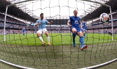 Sergio Aguero merayakan gol yang dicetak Alvaro Negredo. Manchester City unggul 3-1 atas Everton dalam lanjutan Liga Primer Inggris, Sabtu (5/10)