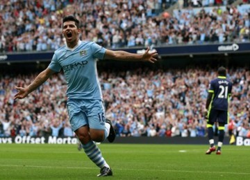  Sergio Aguero merayakan gol yang dilesakkannya ke gawang Wigan dalam pertandingan Premier League.