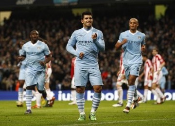 Sergio Aguero (tengah), striker Manchester City, merayakan golnya di laga Liga Primer lawan Stoke City di Etihad Stadium, Manchester, Rabu (21/12). 