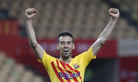  Sergio Busquets dari Barcelona merayakan setelah memenangkan final Copa del Rey Spanyol 2021 melawan Athletic Bilbao di stadion La Cartuja di Seville, Spanyol, Sabtu 17 April 2021. 