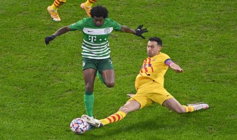 Sergio Busquets (kanan) berebut bola dengan pemain Ferencvaros di fase grup Liga Champions