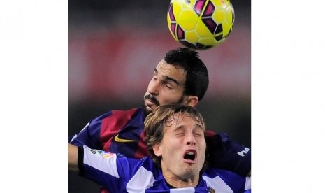 Sergio Canales (bawah) berduel bola dengan Martin Montoya.