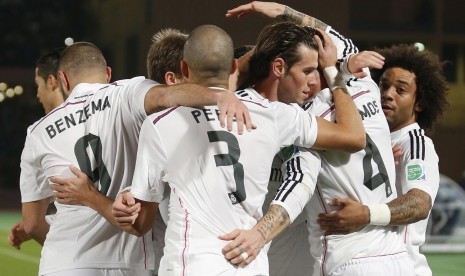 Sergio Ramos (4) of Spain's Real Madrid celebrates with his teammates after scoring against Mexico's Cruz Azul during their semi-final soccer match in FIFA Club World Cup at Marrakech stadium December 16, 2014.