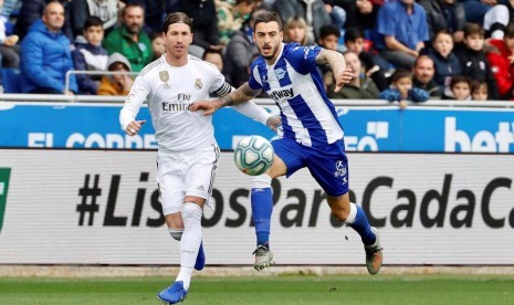 Bek Real Madrid Sergio Ramos berebut  bola dengan Jose Luis Sanmartin dari Deportivo Alaves. Madrid menaklukkan Alaves 2-1 dalam lanjutan Liga Spanyol.