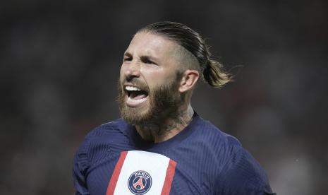 Sergio Ramos dari PSG merayakan setelah mencetak gol ketiga timnya.