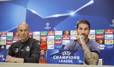 Bek Real Madrid Sergio Ramos (kanan) dan pelatih Madrid Zinedine Zidane.