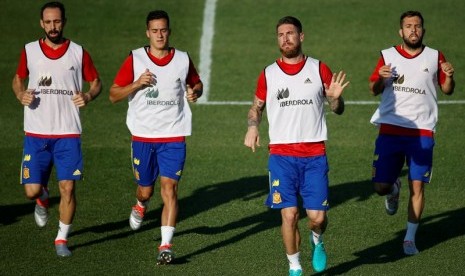 Sergio Ramos (kedua kanan) berlatih bersama rekan-rekannya di timnas Spanyol.