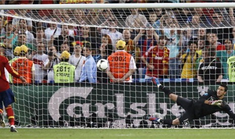 Sergio Ramos (kiri), bek timnas Spanyol, melepaskan tembakan 'penalti Panenka' dalam duel penalti lawan Portugal di semifinal Piala Eropa 2012. 