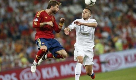  Sergio Ramos (kiri), bek timnas Spanyol, terlibat duel udara dengan pemain timnas Prancis, Jeremy Menez, di laga perempat final Piala Eropa 2012 di Donbass Arena, Donetsk, Ukraina, pada Sabtu (23/6). 