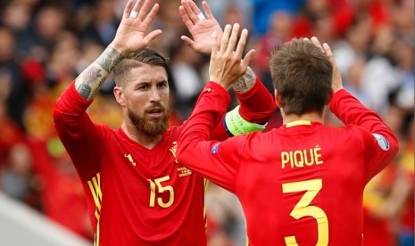 Sergio Ramos (kiri) dan Gerard Pique