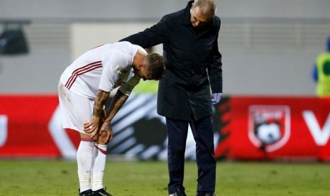 Sergio Ramos (kiri) menahan sakit saat membela Spanyol melawan Albania, Senin (10/10)