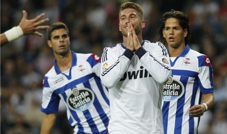 Sergio Ramos (tengah) 