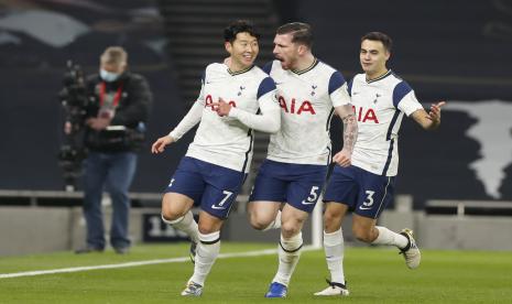  Sergio Reguilon dari Tottenham, kanan, dan Pierre-Emile Hojbjerg, tengah, merayakan bersama Son Heung-min, kiri, yang mencetak gol pertama timnya selama pertandingan sepak bola Liga Premier Inggris antara Tottenham Hotspur dan Arsenal di Tottenham Hotspur Stadium di London, Inggris, Minggu, 6 Desember 2020.