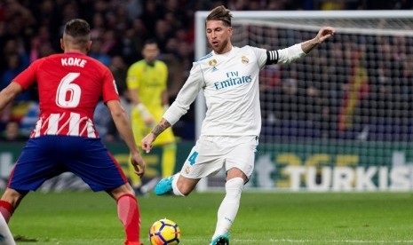 Sergo Ramos (kanan) saat tampil membela Real Madrid menghadapi Atletico Madrid, Ahad )19/11) dini hari WIB..