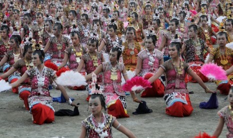 Seribu penari berbusana adat Kombo menampilkan Tari Lariangi saat pembukaan Wakatobi Wonderful Festival 2017, di Lapangan Merdeka, Wangiwangi, Wakatobi, Sulawesi Tenggara, Sabtu (11/11). 