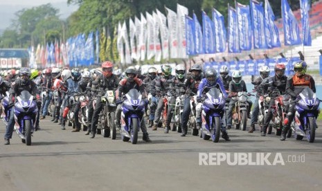 Anggota komunitas Yamaha V-Ixion dan R15 melakukan victory lap dalam rangkaian perhelatan Yamaha Sunday Race 2017 di Sentul International Circuit , Bogor, Minggu (23/4).