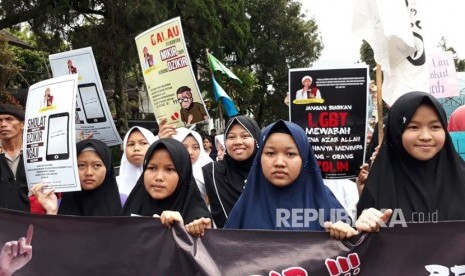 Seribuan warga dari berbagai elemen kemasyarakatan dan santri di Kota Sukabumi turun ke jalan menolak tindak LGBT dan perkawinan sejenis, Jumat (26/1).