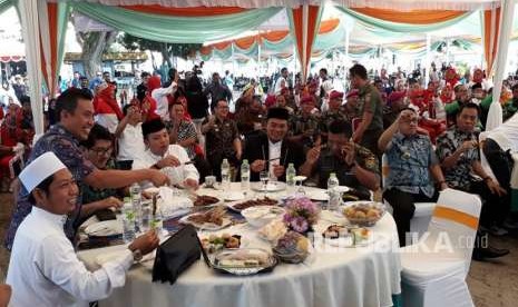 Seribuan warga sekitat Kantor Gubernur Lampung menikmati makan sate hewan kurban bersama Gubernur Lampung M Ridho Ficardo pada acara  Dapur Qurban Lampung 1439 H digelar ACT Lampung, Jumat (24/8).