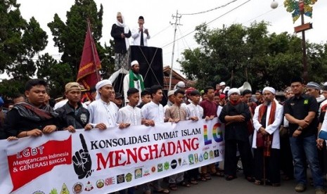 Seribuan warga Sukabumi turun ke jalan menolak tindak LGBT dan perkawinan sejenis, Jumat (26/1)