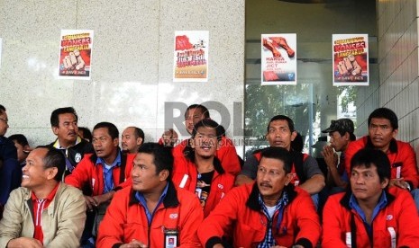 Serikat pekerja dari Jakarta International Container Terminal (JICT) melakukan mogok kerja saat unjuk rasa di kantor JICT, Jakarta, Selasa (28/7).  (Republika/Tahta Aidilla)