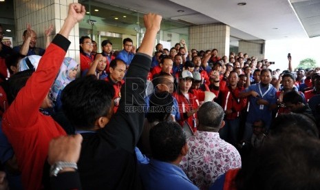 Serikat pekerja dari Jakarta International Container Terminal (JICT) melakukan mogok kerja saat unjuk rasa di kantor JICT, Jakarta, Selasa (28/7).  (Republika/Tahta Aidilla)