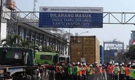 Serikat pekerja dari Jakarta International Container Terminal (JICT) melakukan mogok kerja saat unjuk rasa di kantor JICT, Jakarta, Selasa (28/7). (Republika/Tahta Aidilla)