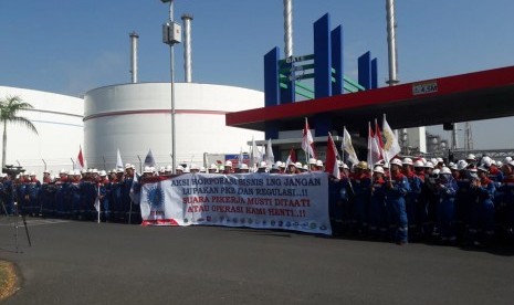 Serikat Pekerja Pertamina Balongan menggelar demo penolakan pengalihan bisnis LNG ke PGN. 