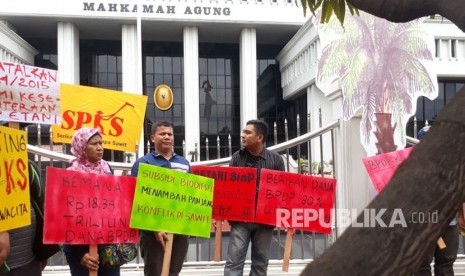 Serikat Petani Kelapa Sawit (SPKS) melakulan aksi terkait pengajuan uji materil PP 24/2015 tentang penghimpunan dana perkebunan, di depan kantor Mahkamag Agung, kamis (8/2). 