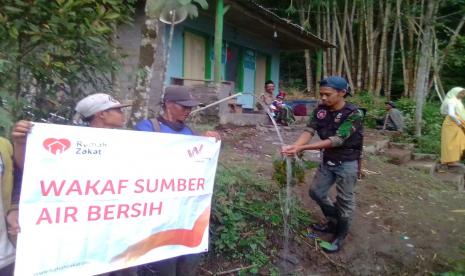 Seringkali airnya kering ketika kemarau panjang melanda. Berkat donasi dari para donatur, relawan Rumah Zakat bekerja sama dengan masyarakat sekitar membangun sumber air dengan cara pipanisasi.