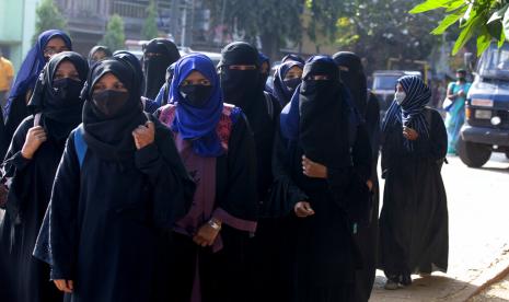 Ejekan Nasionalis Hindu ke Siswi Berjilbab di India Picu Kecaman. Foto: Serombongan siswa perempuan India berjalan menuju sekolah mereka di Udupi, India, Senin (7/2/2022). Pelajar India yang menggunakan jilbab dilarang memasuki ruang kelas mereka.