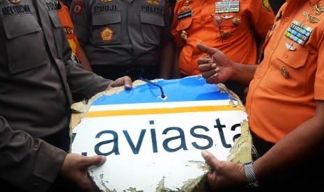 Serpihan puing pesawat Aviastar DHC6/PK-BRM diserahterimakan dari Kapolres Luwu AKBP Adex Yudiswan yang memimpin evakuasi korban pesawat Aviastar DHC6/PK-BRM pada Basarnas di Desa Ulu Salu, Kecamatan Latimojong, Kabupaten Luwu, Sulawesi Selatan, Selasa (6/