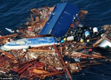 Serpihan sampah dan properti rusak akibat tsunami Jepang bergerak mendekati Hawaii