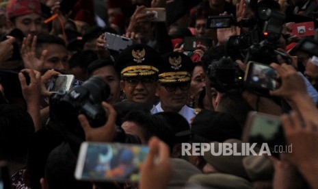 SERTIJAB GUBERNUR-WAKIL GUBERNUR DKI JAKARTA. Gubernur DKI Jakarta Anies Baswedan dan Wakil Gubernur DKI Jakarta Sandiaga Uno saat datang di Balai Kota, Jakarta, Senin (16/10)