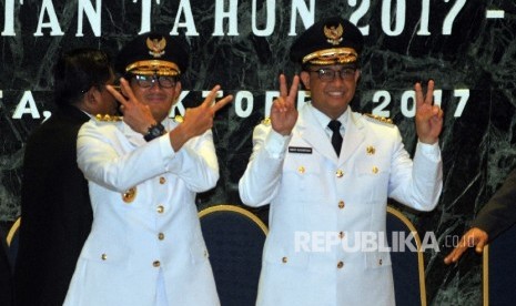 SERTIJAB GUBERNUR-WAKIL GUBERNUR DKI JAKARTA. Gubernur DKI Jakarta Anies Baswedan (keempat kiri) dan Wakil Gubernur DKI Jakarta Sandiaga Uno(ketiga kanan) didampingi Dirjen Otonomi Daerah Kemendagri Sonny Sumarsono (kedua kiri) dan Mantan PLH Gubernur DKI Jakarta Saefullah (keempat kanan) usai melakukan serah terima jabatan tahun 2017-2022 di Balai Kota, Jakarta, Senin (16/10)