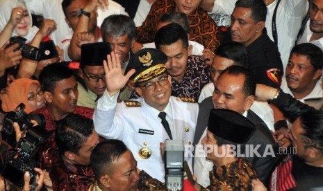 SERTIJAB GUBERNUR-WAKIL GUBERNUR DKI JAKARTA. Gubernur DKI Jakarta Anies Baswedan melambaikan tangan usai melakukan serah terima jabatan Gubernur dan Wakil Gubernur DKI Jakarta masa jabatan tahun 2017-2022 di Balai Kota, Jakarta, Senin (16/10).